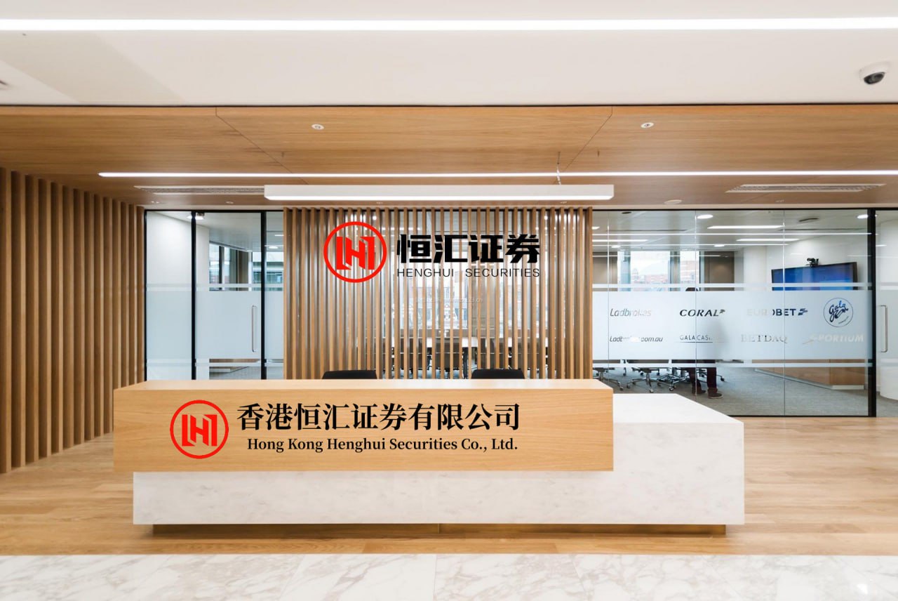 盛盈优配 同样是弯腰蹲下给嘉宾递个话筒, 怎么换个人, 舆论风向就完全变了 当年董...